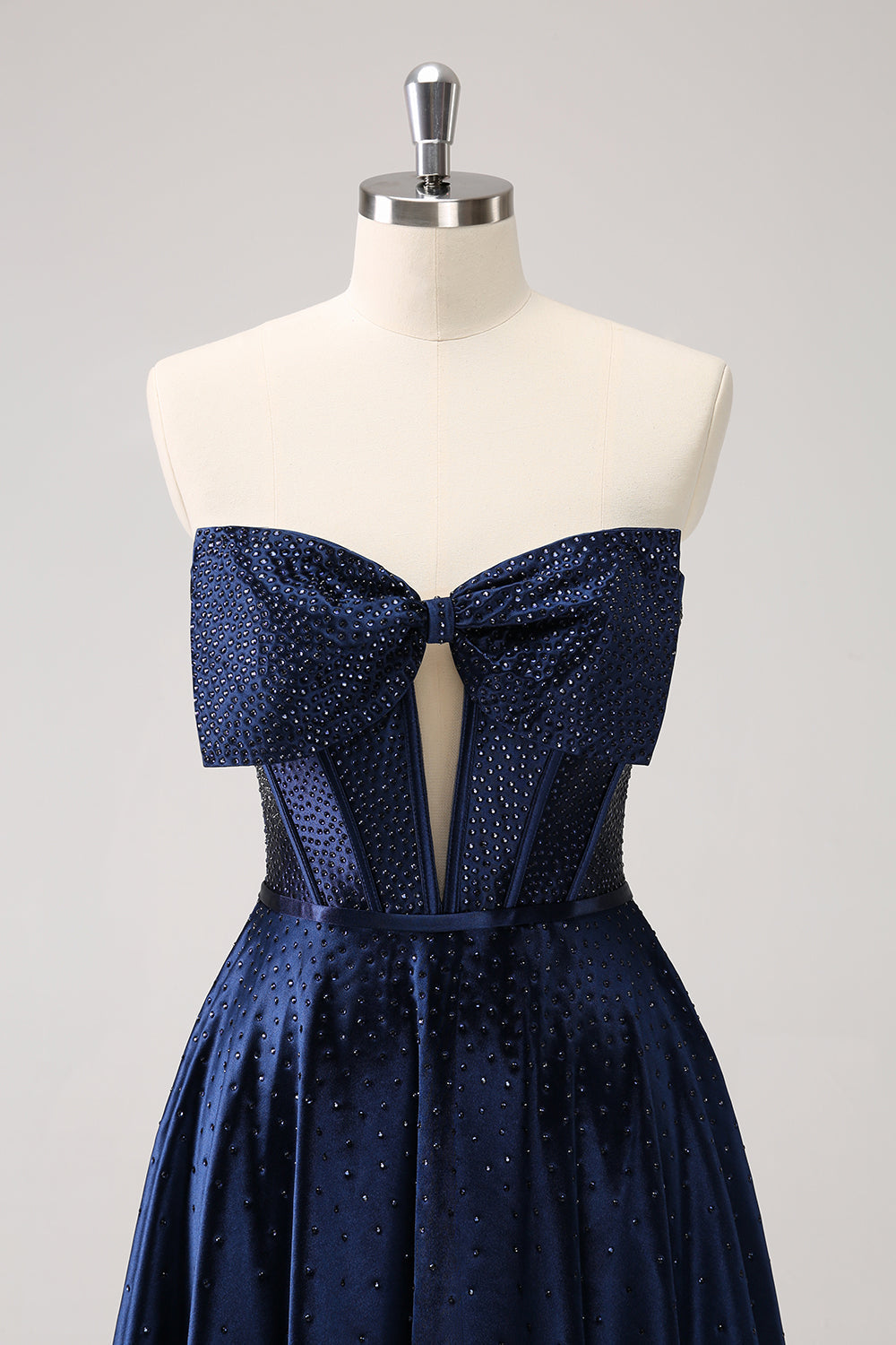 Hermoso vestido de fiesta azul marino de corte A sin tirantes, con corsé calado, cuentas y lazo