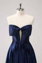Hermoso vestido de fiesta azul marino de corte A sin tirantes, con corsé calado, cuentas y lazo