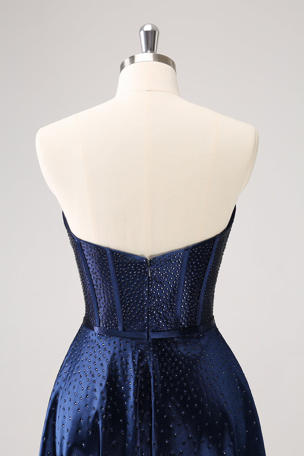 Hermoso vestido de fiesta azul marino de corte A sin tirantes, con corsé calado, cuentas y lazo