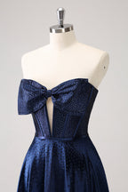 Hermoso vestido de fiesta azul marino de corte A sin tirantes, con corsé calado, cuentas y lazo