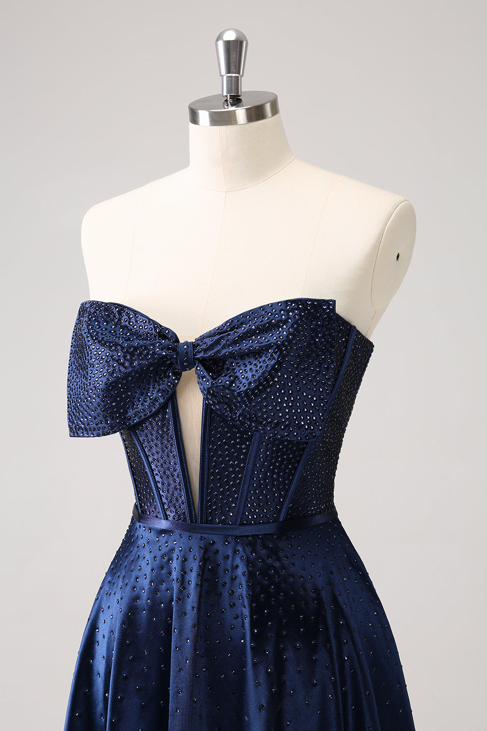 Hermoso vestido de fiesta azul marino de corte A sin tirantes, con corsé calado, cuentas y lazo