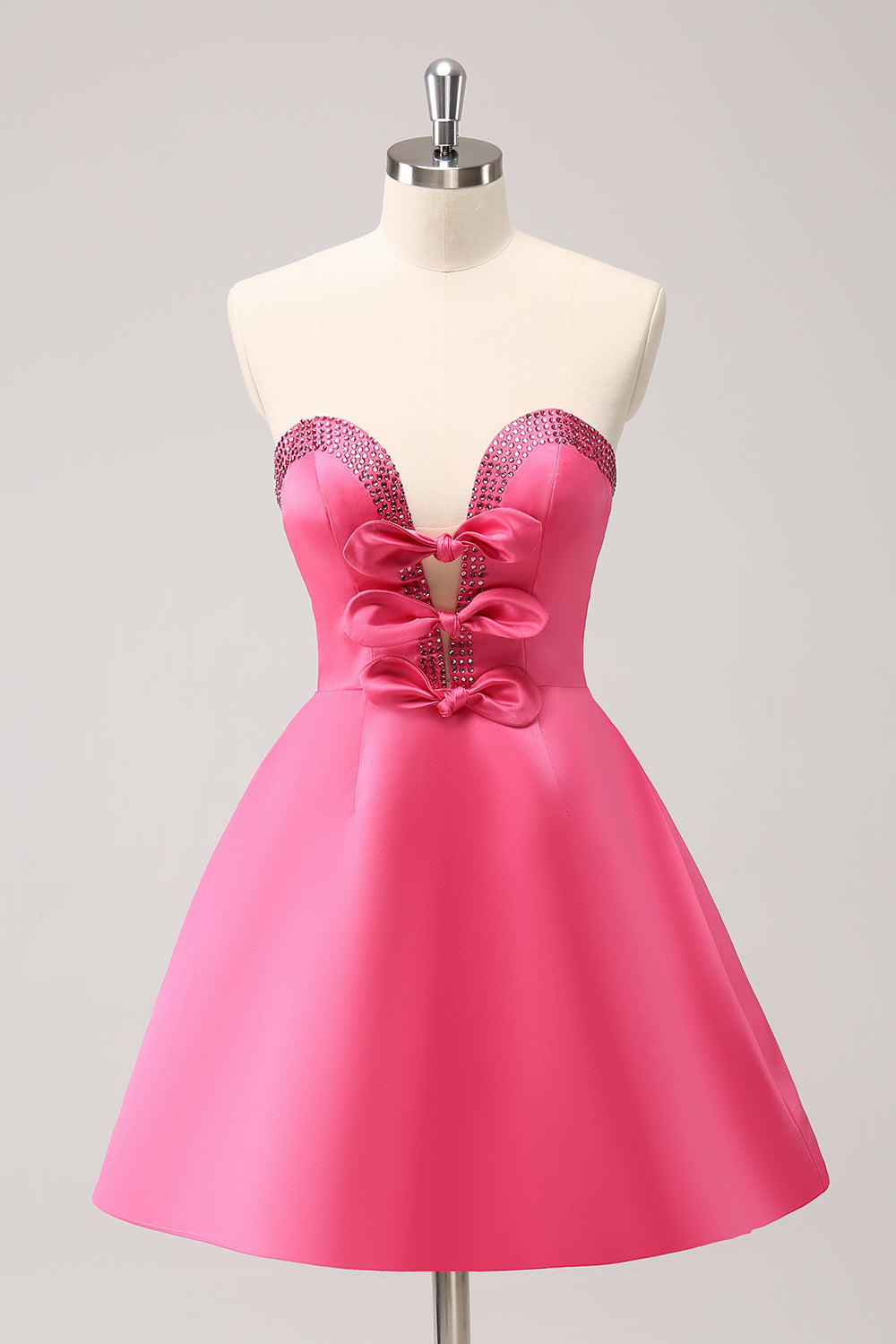 Lindo vestido de fiesta rosa intenso con corte en A, sin tirantes, con aberturas y cuentas