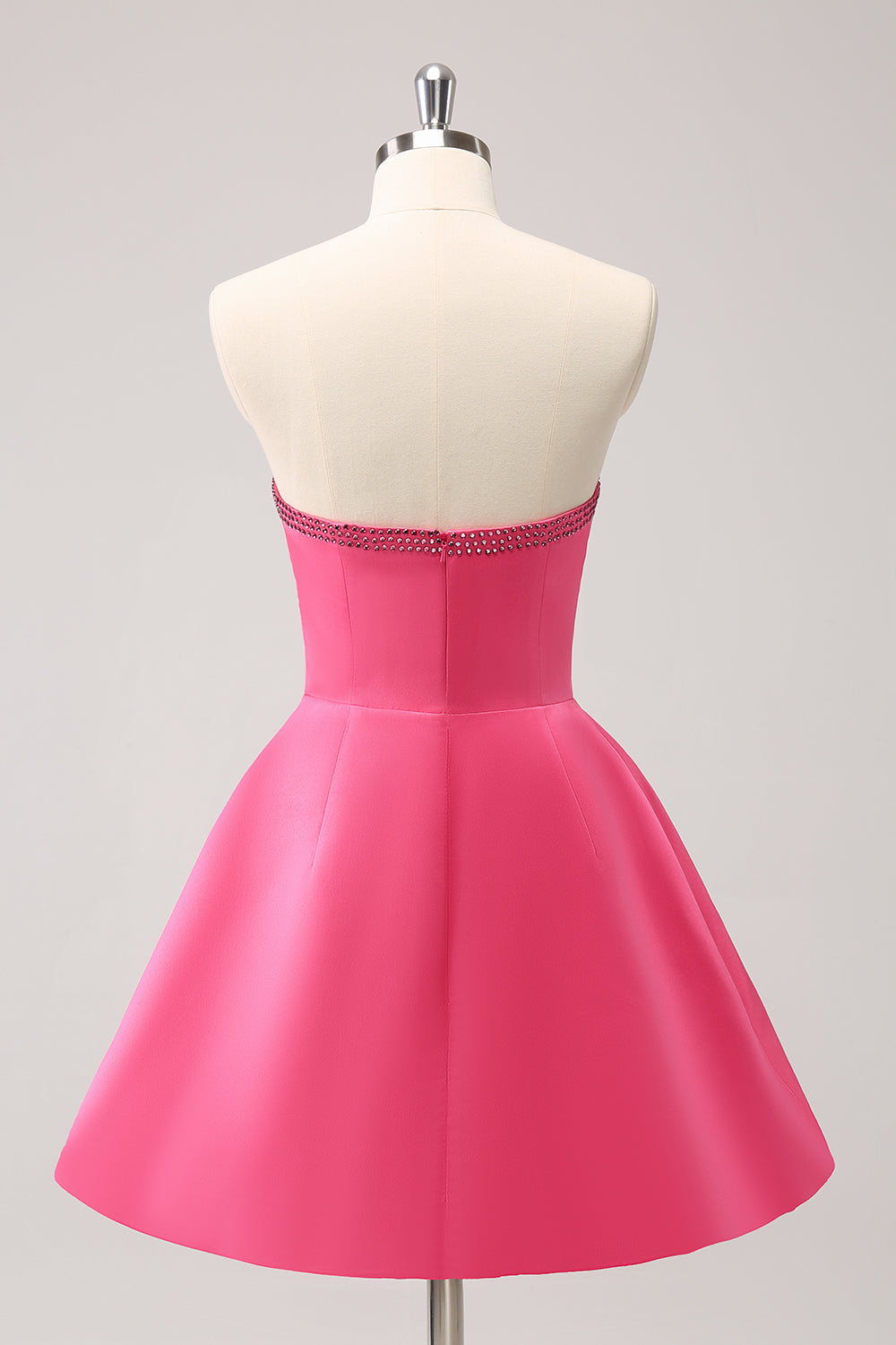 Lindo vestido de fiesta rosa intenso con corte en A, sin tirantes, con aberturas y cuentas