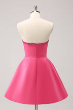 Lindo vestido de fiesta rosa intenso con corte en A, sin tirantes, con aberturas y cuentas