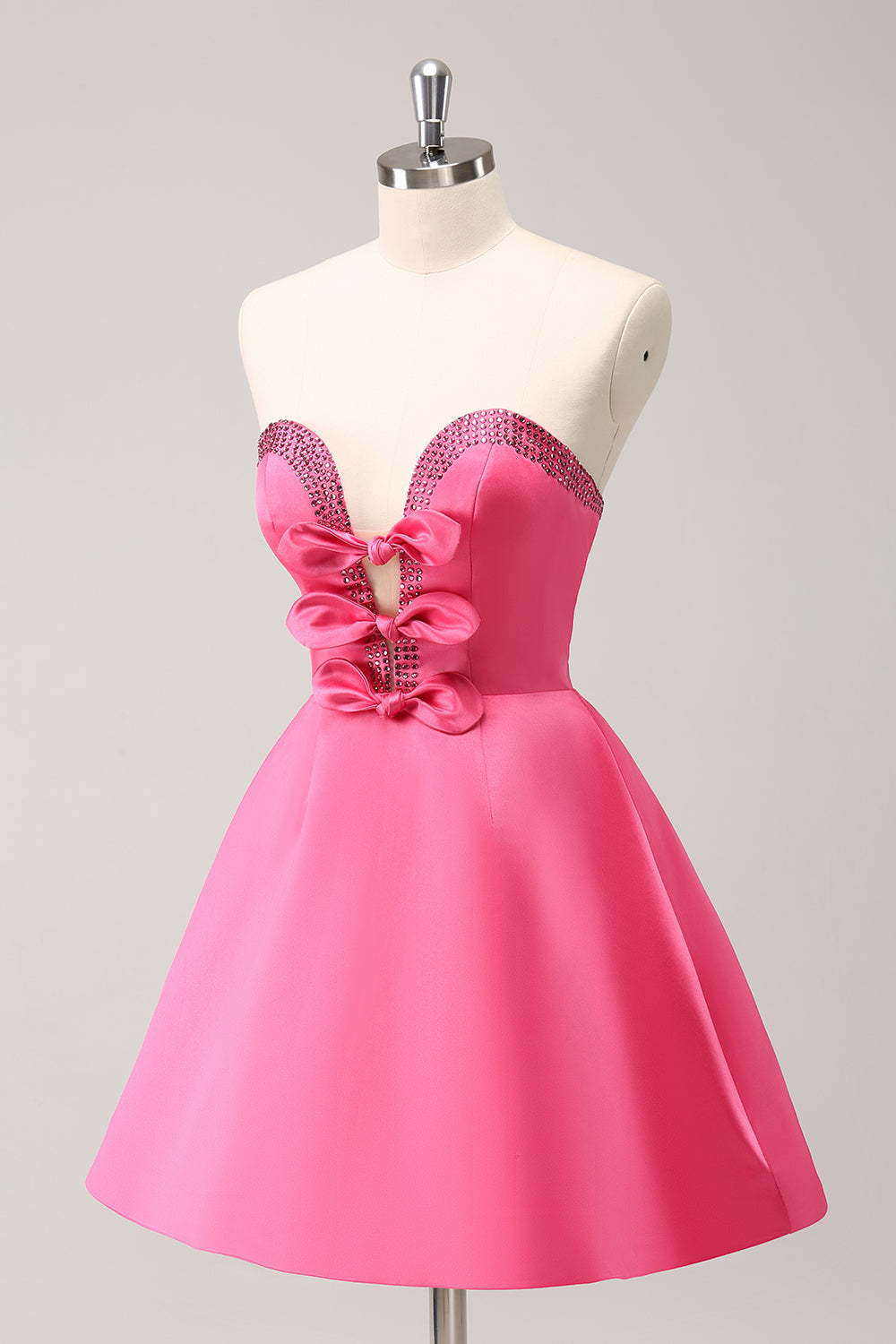 Lindo vestido de fiesta rosa intenso con corte en A, sin tirantes, con aberturas y cuentas