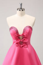 Lindo vestido de fiesta rosa intenso con corte en A, sin tirantes, con aberturas y cuentas