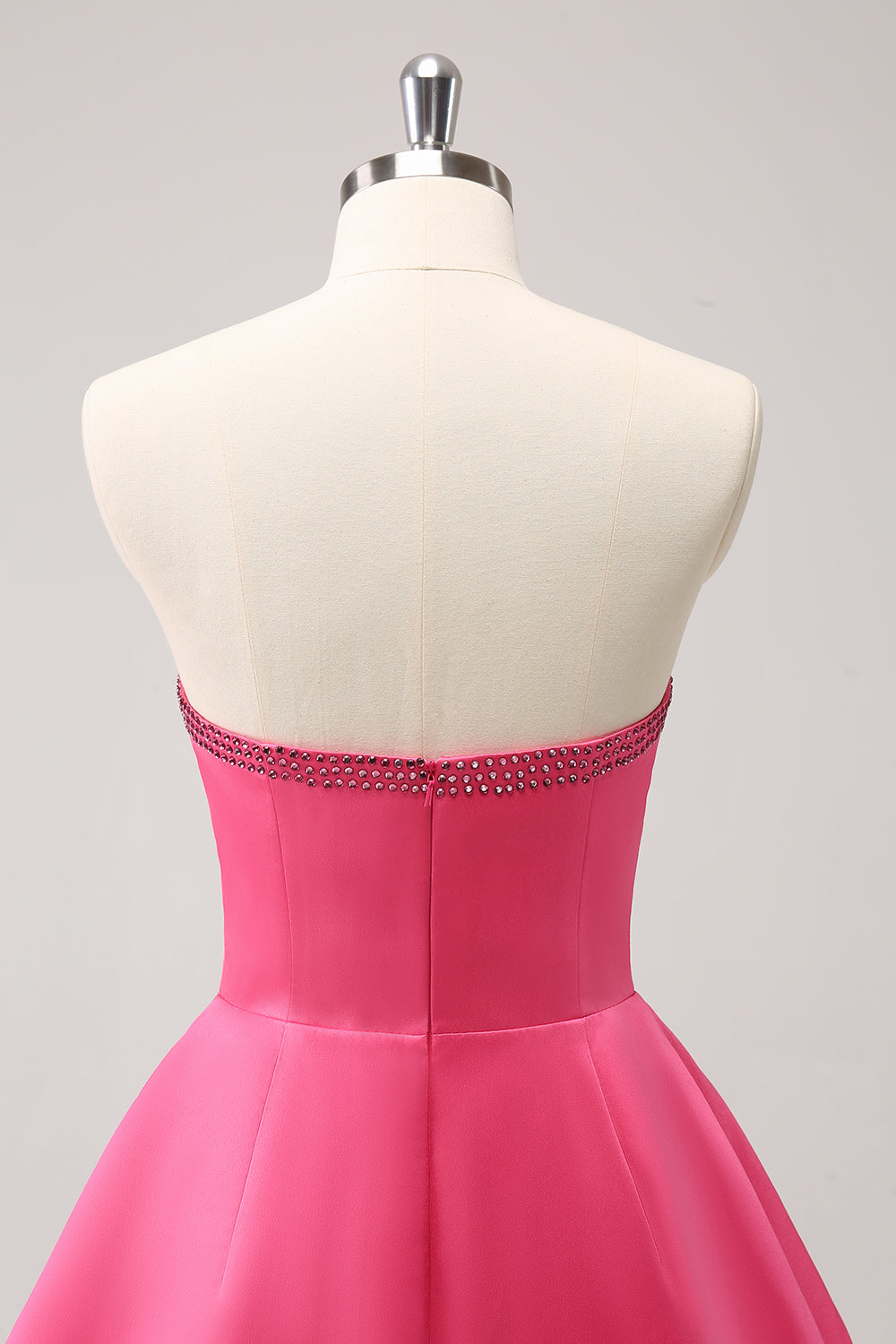 Lindo vestido de fiesta rosa intenso con corte en A, sin tirantes, con aberturas y cuentas