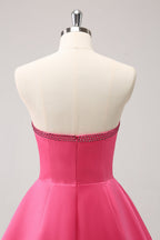 Lindo vestido de fiesta rosa intenso con corte en A, sin tirantes, con aberturas y cuentas