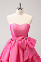 Bonito vestido de fiesta corto plisado sin tirantes, de corte A, color rosa intenso, con lazo