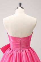 Bonito vestido de fiesta corto plisado sin tirantes, de corte A, color rosa intenso, con lazo