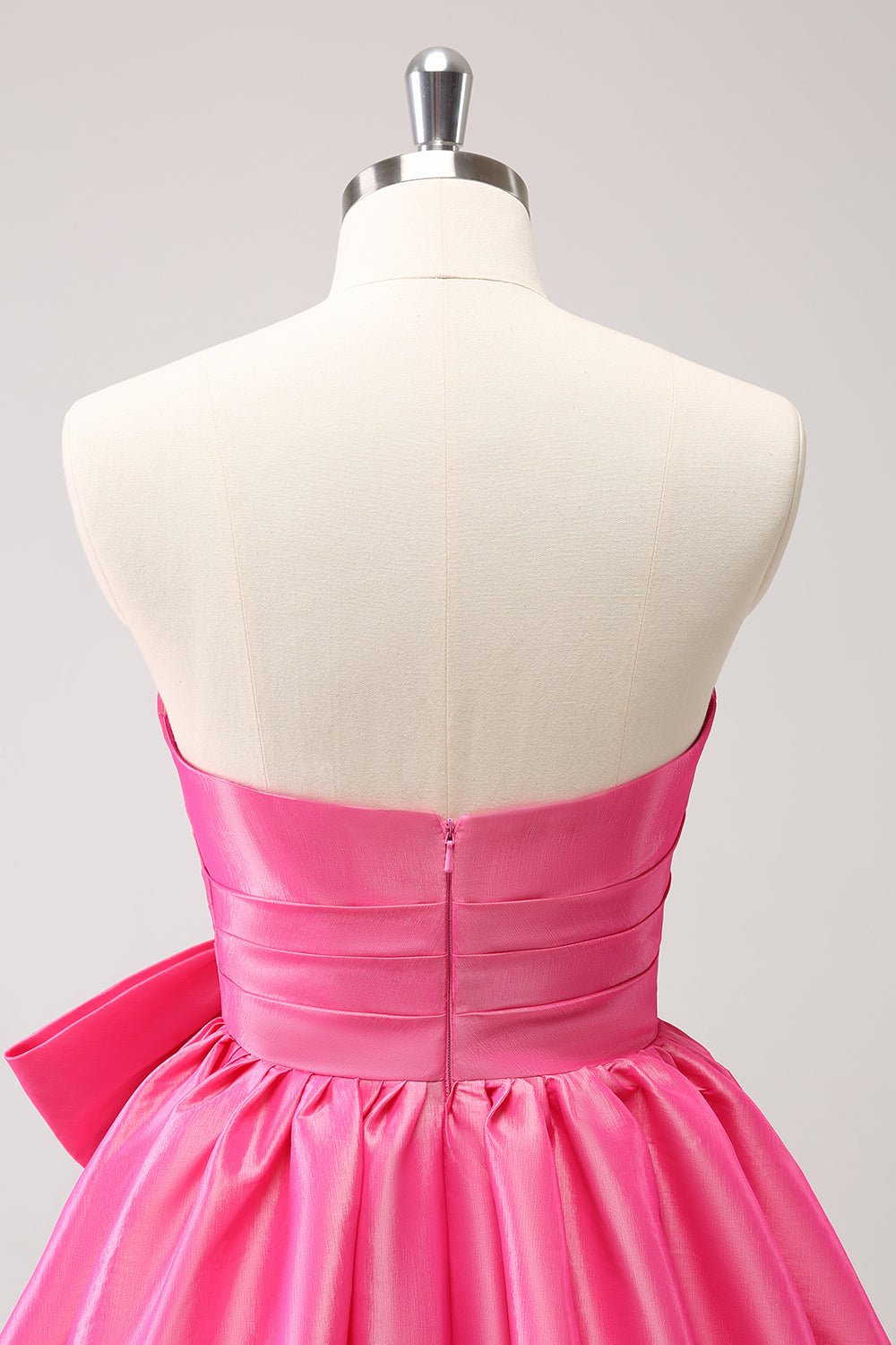 Bonito vestido de fiesta corto plisado sin tirantes, de corte A, color rosa intenso, con lazo