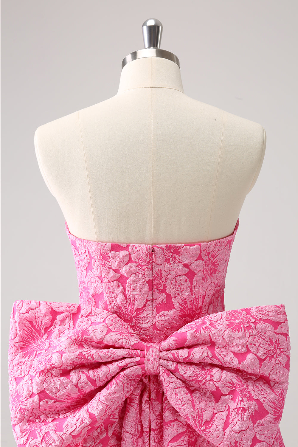 Bonito vestido de fiesta corto rosa intenso con estampado de línea A, sin tirantes y lazo