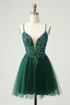 Bonito vestido de fiesta corto verde oscuro con escote en V, lentejuelas y apliques
