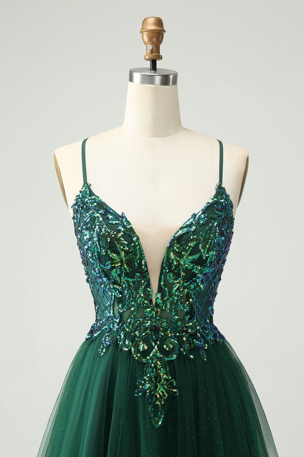 Bonito vestido de fiesta corto verde oscuro con escote en V, lentejuelas y apliques