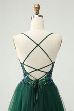 Bonito vestido de fiesta corto verde oscuro con escote en V, lentejuelas y apliques