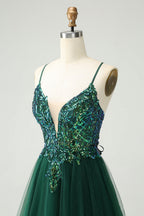 Bonito vestido de fiesta corto verde oscuro con escote en V, lentejuelas y apliques