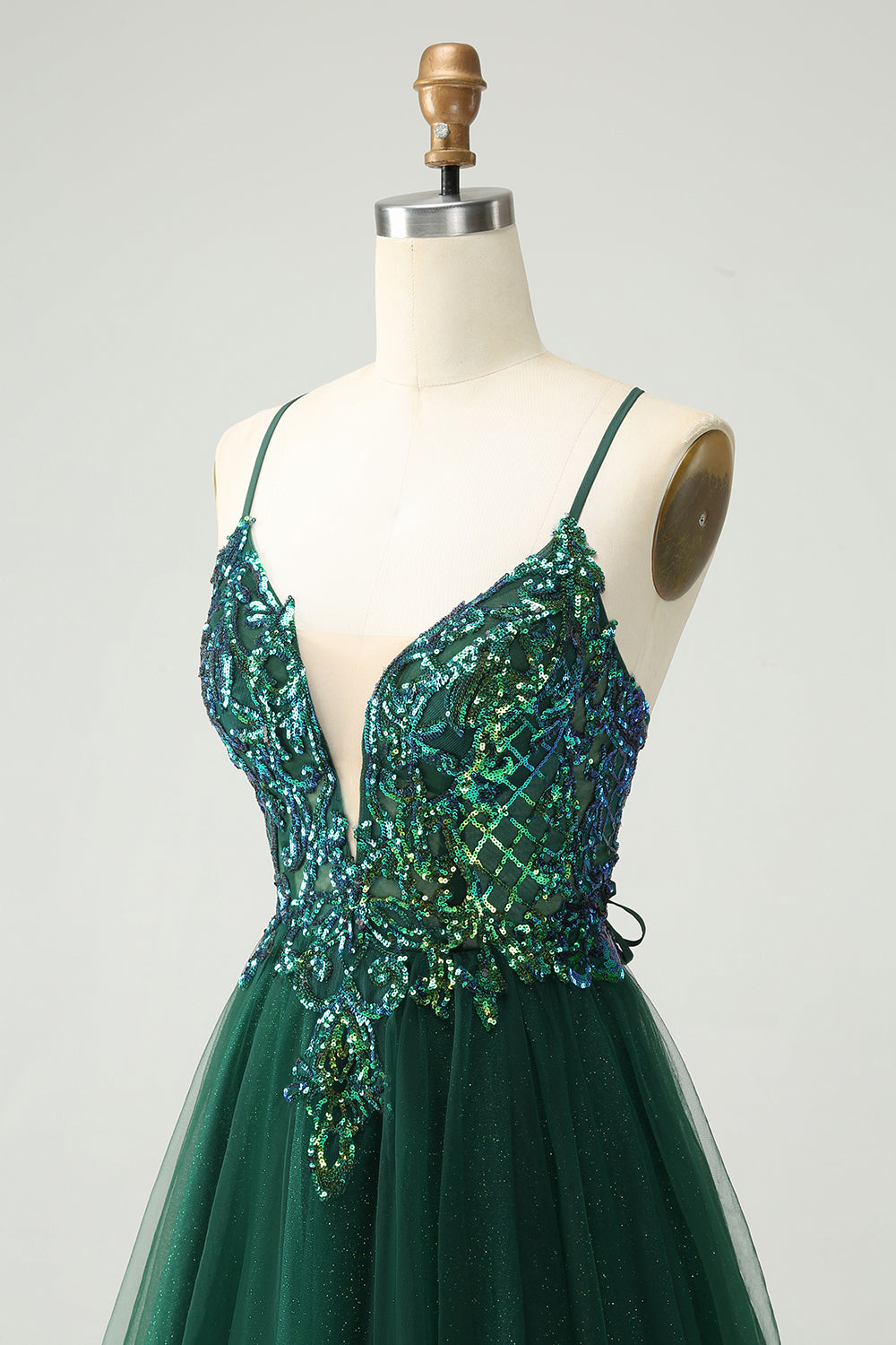 Bonito vestido de fiesta corto verde oscuro con escote en V, lentejuelas y apliques