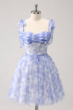 Hermoso vestido de fiesta azul de corte A con tirantes finos, plisado, corto y con cordones en la espalda.