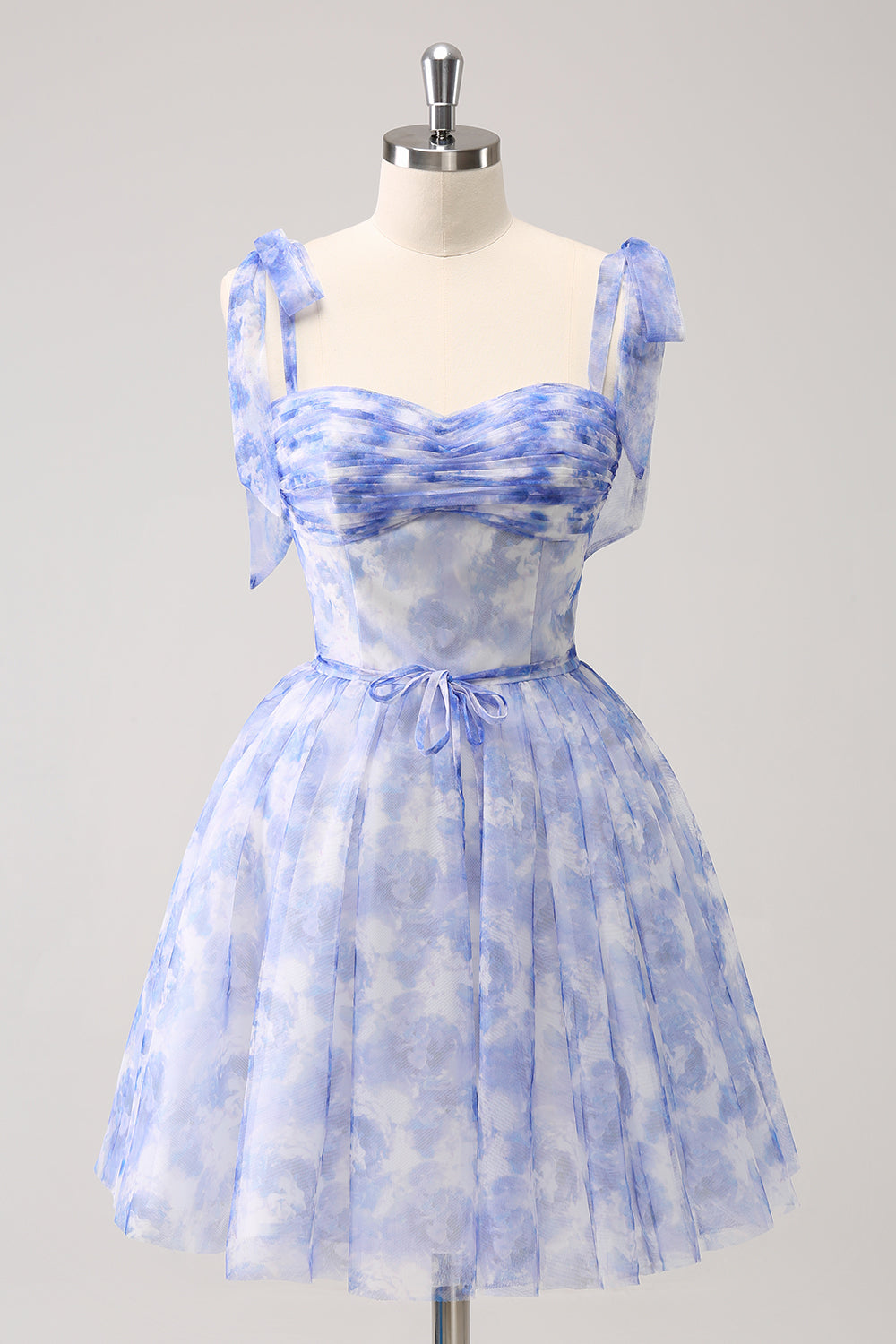 Hermoso vestido de fiesta azul de corte A con tirantes finos, plisado, corto y con cordones en la espalda.