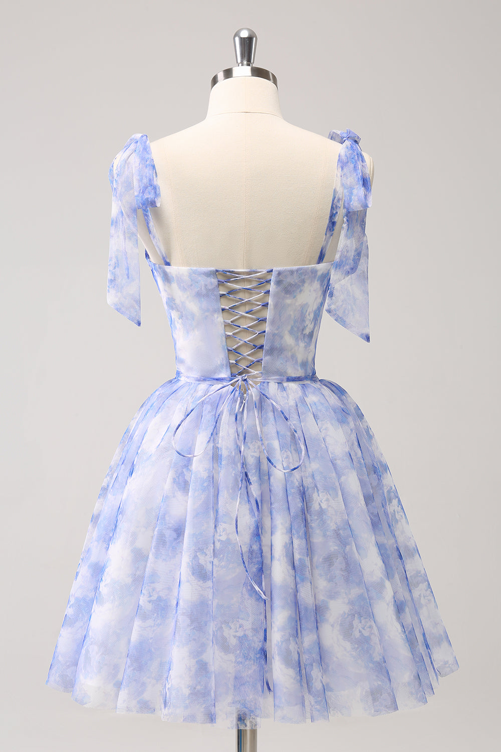 Hermoso vestido de fiesta azul de corte A con tirantes finos, plisado, corto y con cordones en la espalda.