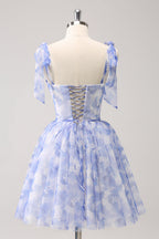 Hermoso vestido de fiesta azul de corte A con tirantes finos, plisado, corto y con cordones en la espalda.