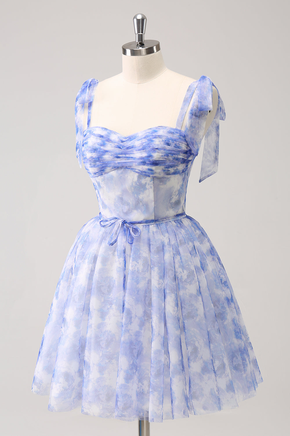 Hermoso vestido de fiesta azul de corte A con tirantes finos, plisado, corto y con cordones en la espalda.