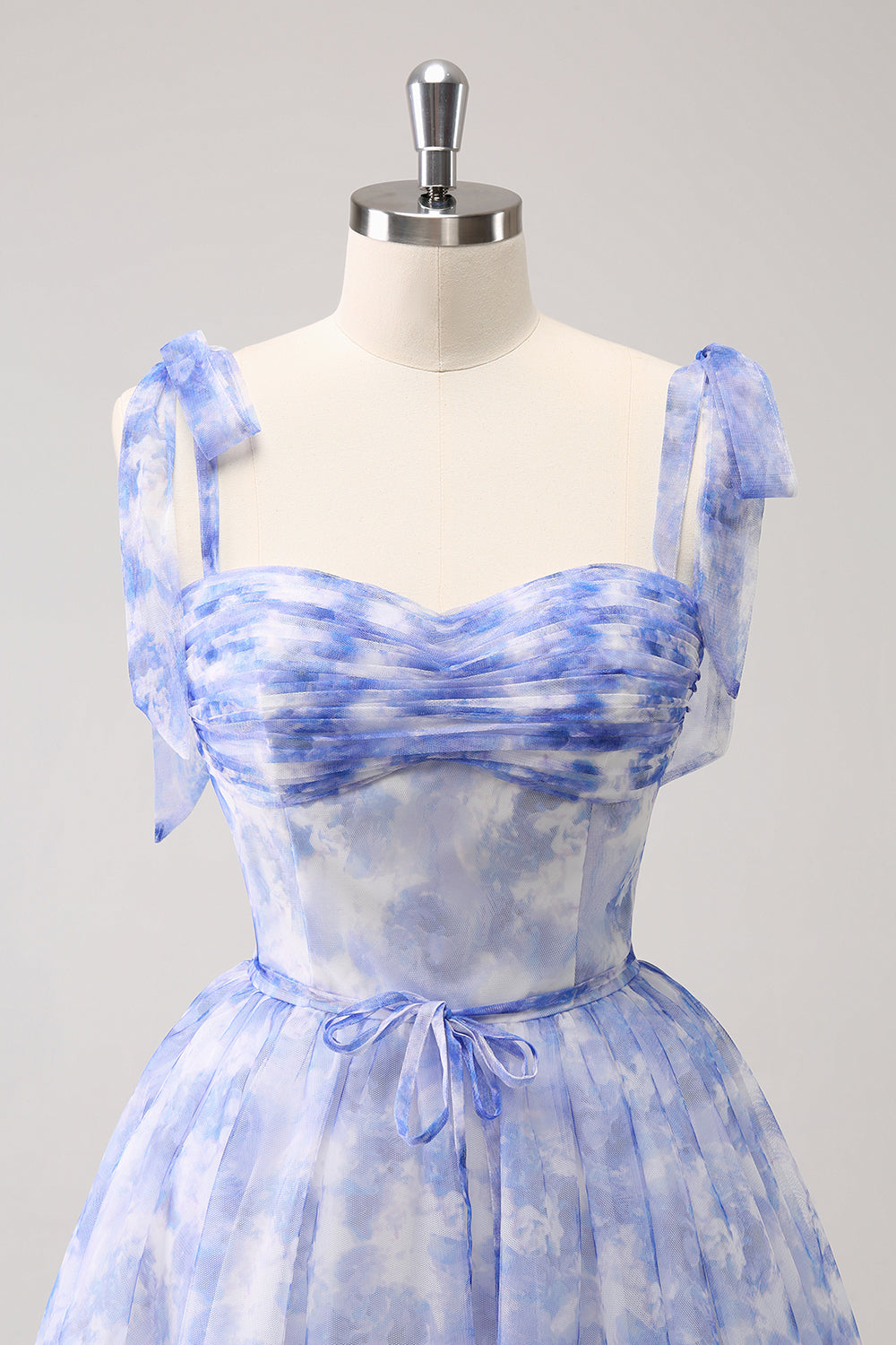 Hermoso vestido de fiesta azul de corte A con tirantes finos, plisado, corto y con cordones en la espalda.