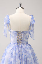 Hermoso vestido de fiesta azul de corte A con tirantes finos, plisado, corto y con cordones en la espalda.