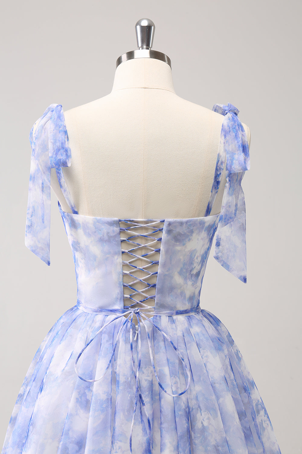 Hermoso vestido de fiesta azul de corte A con tirantes finos, plisado, corto y con cordones en la espalda.
