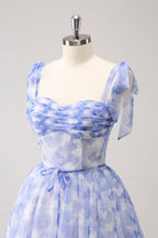 Hermoso vestido de fiesta azul de corte A con tirantes finos, plisado, corto y con cordones en la espalda.