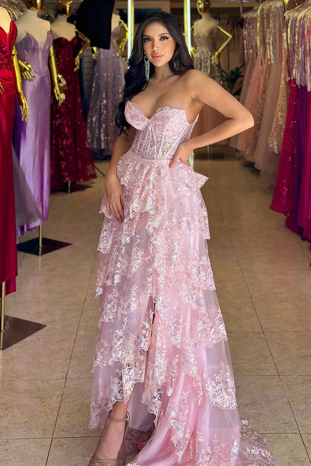 Vestido de fiesta largo azul claro sin tirantes, con volantes y abertura en capas