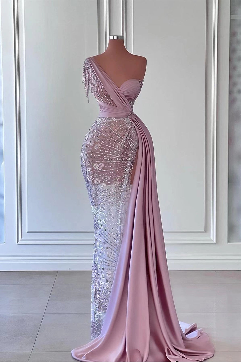 Atemberaubendes langes Meerjungfrauen-Ballkleid mit einer Schulter und Perlenverzierungen