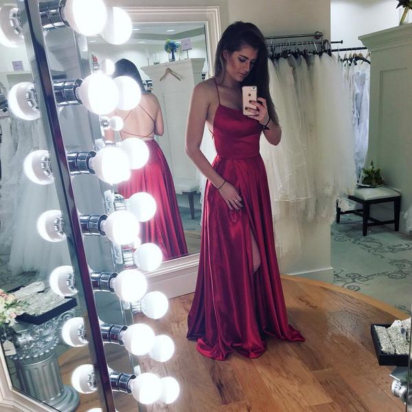 Bodenlanges Ballkleid mit Spaghettiträgern, offenem Rücken und Schlitz