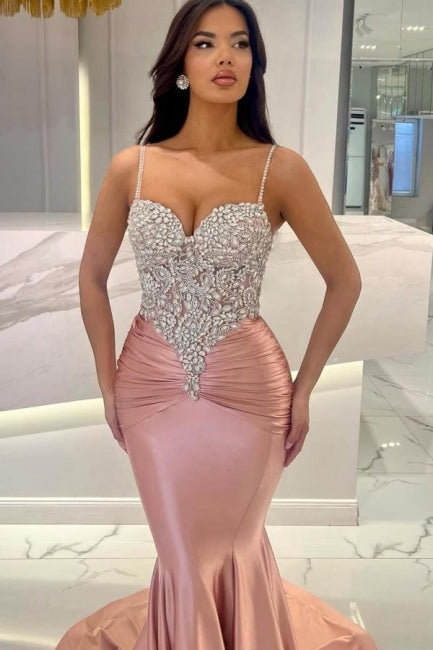 Atractivo vestido de fiesta de encaje con tirantes finos y cola de sirena larga