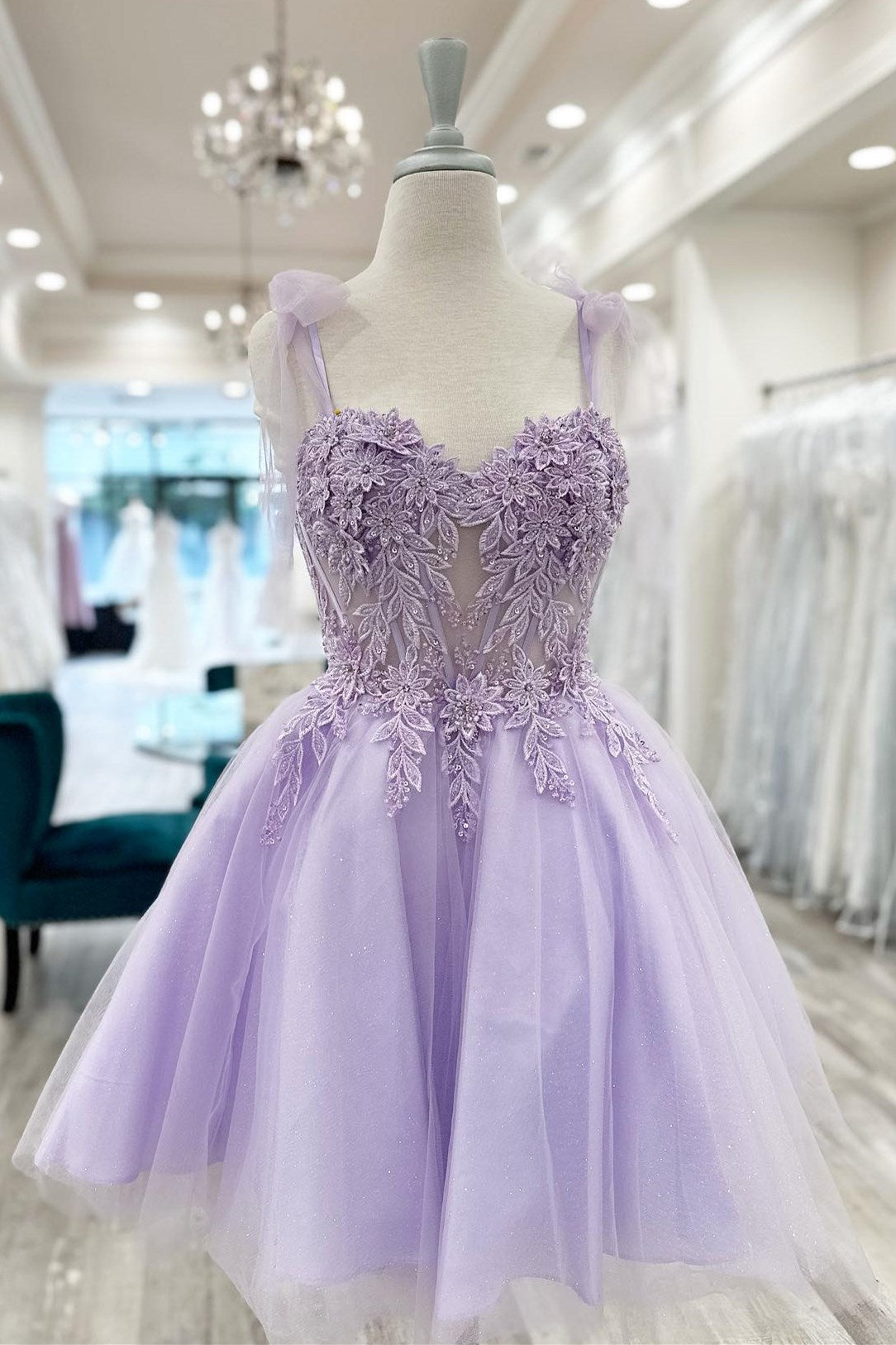 Sierra | Vestido de fiesta corto de corte A con escote en forma de corazón y apliques florales color lavanda