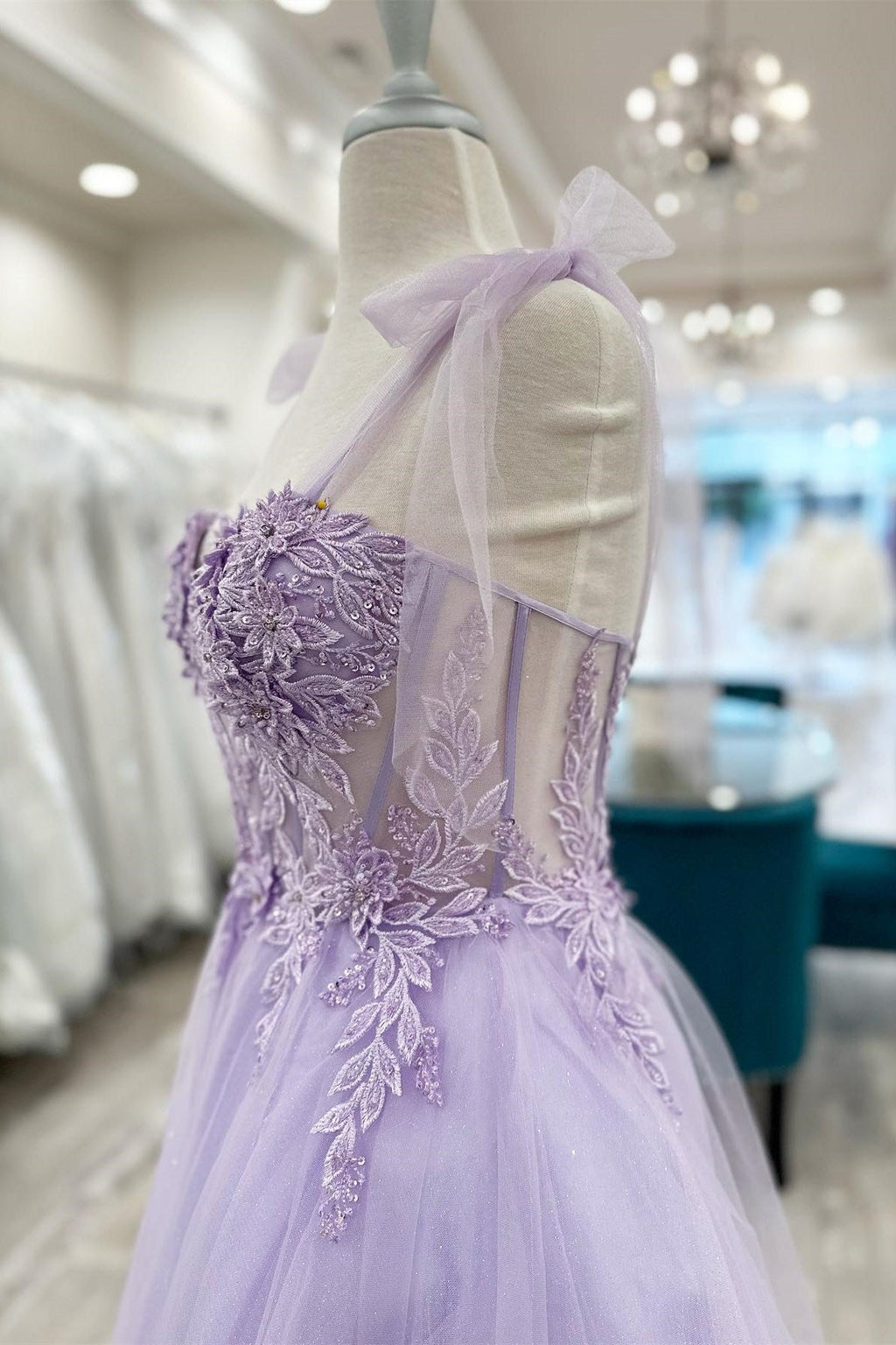 Sierra | Vestido de fiesta corto de corte A con escote en forma de corazón y apliques florales color lavanda