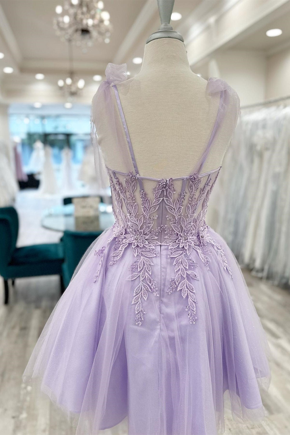 Sierra | Vestido de fiesta corto de corte A con escote en forma de corazón y apliques florales color lavanda