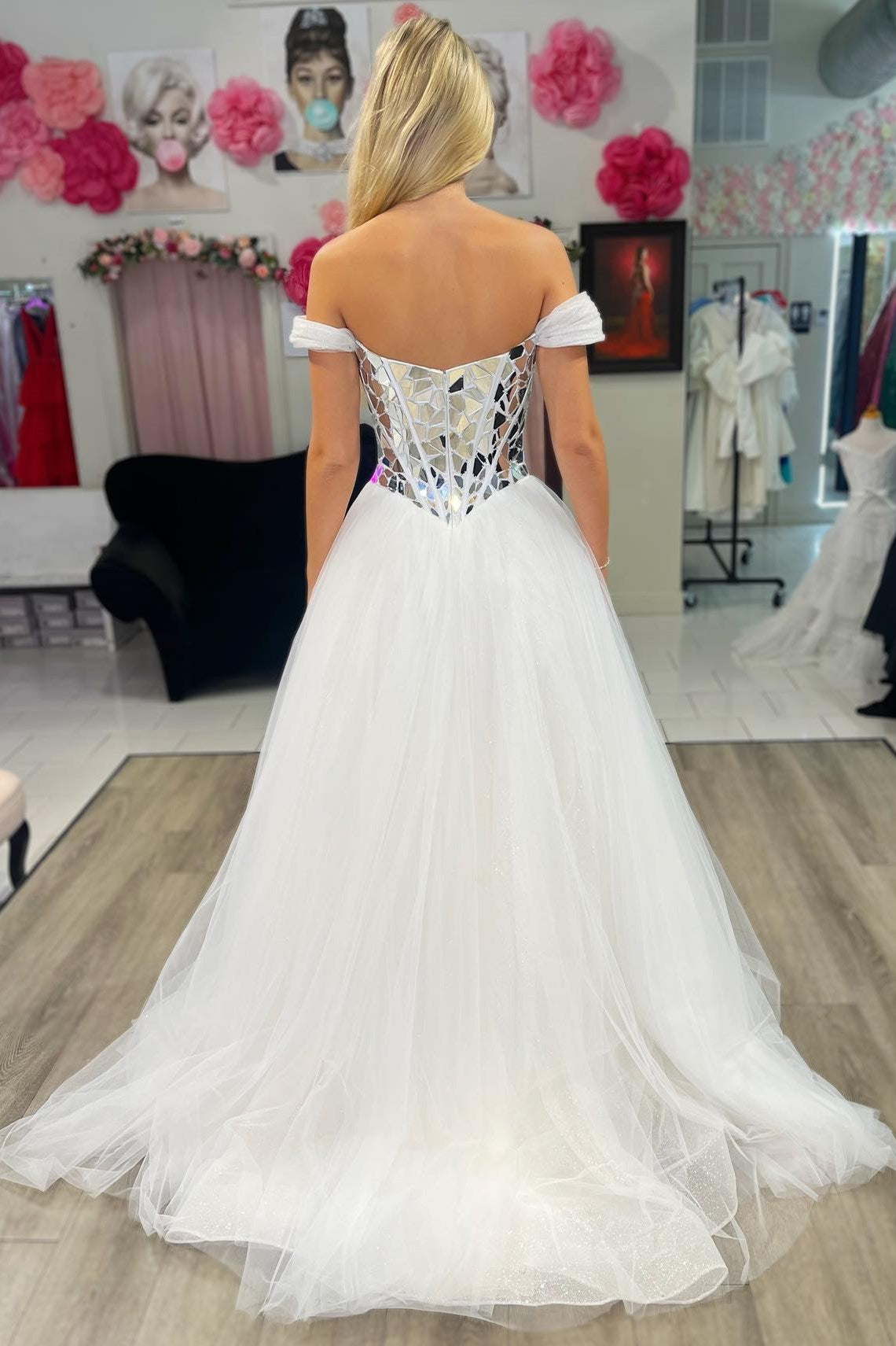 Aylin | Vestido de fiesta de tul con lentejuelas y hombros descubiertos en línea A