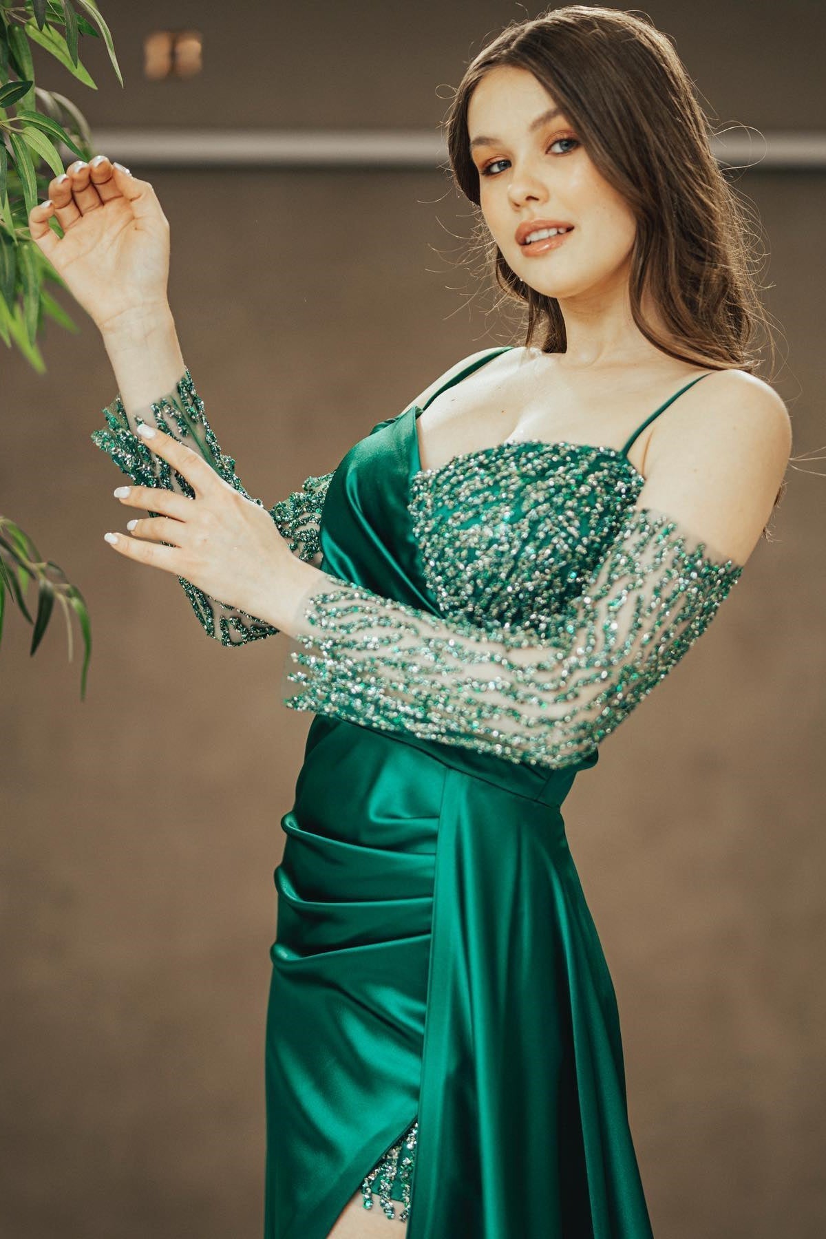 Smaragdgrünes Ballkleid mit Spaghettiträgern und Pailletten, Schlitz und Plissee