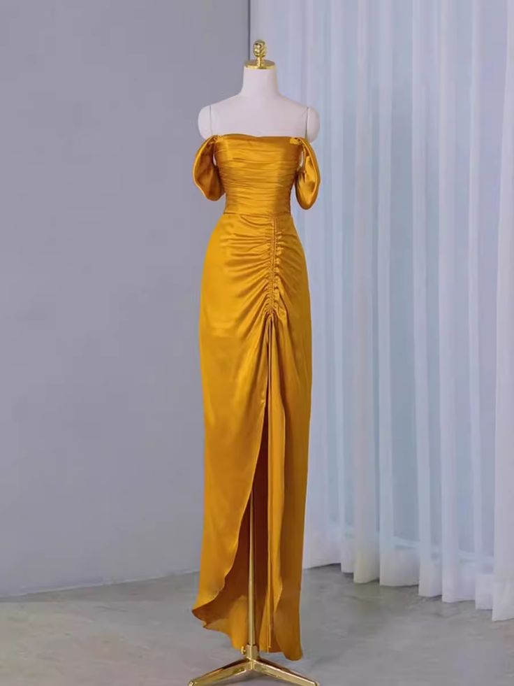 Vestido de fiesta amarillo plisado con hombros descubiertos y abertura en la espalda Y7598