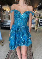 Everly | Vestido corto de fiesta con escote en forma de A y capas