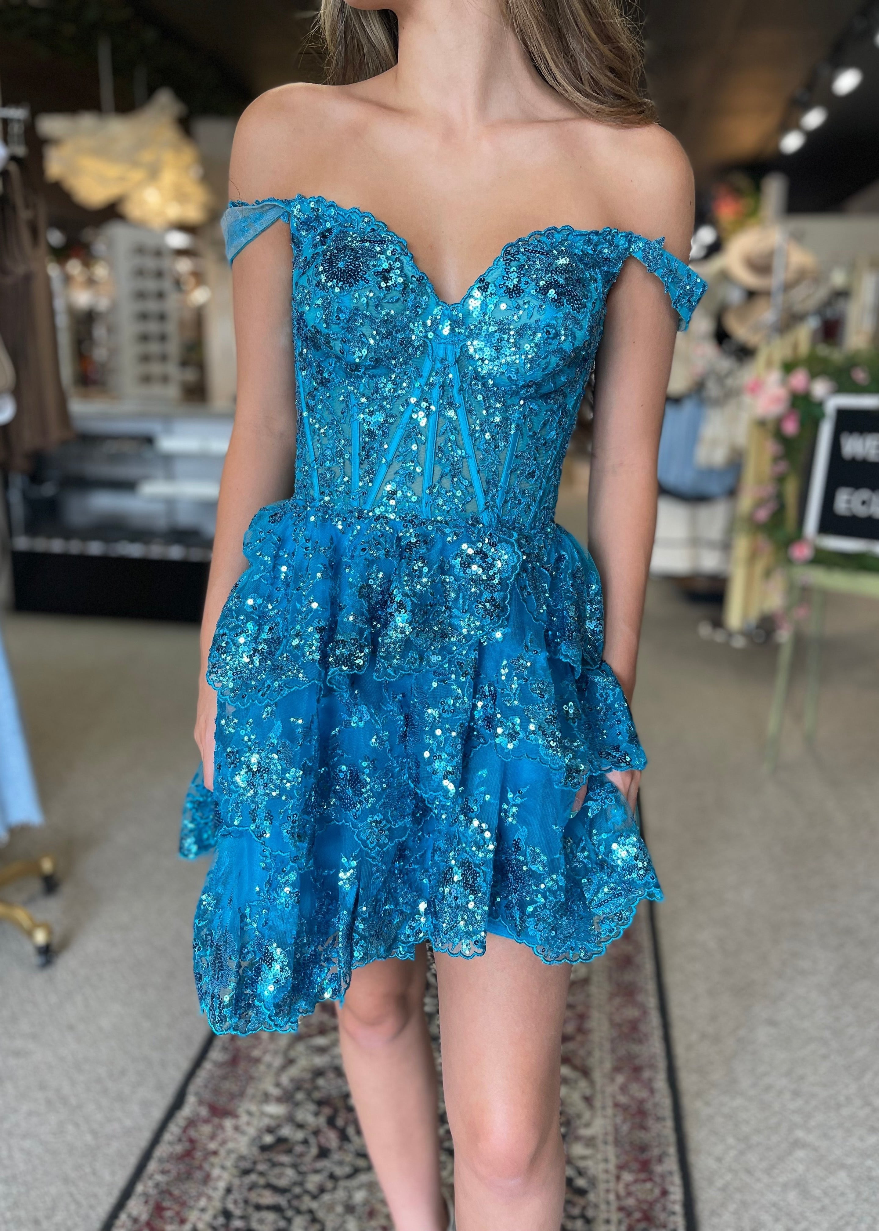 Everly | Vestido corto de fiesta con escote en forma de A y capas