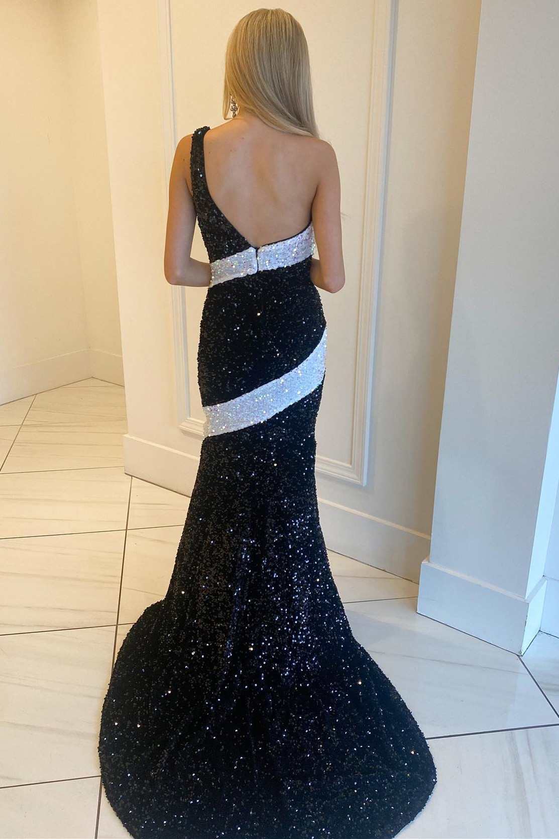Schwarzes und weißes langes One-Shoulder-Abendkleid im Meerjungfrauenstil mit Pailletten