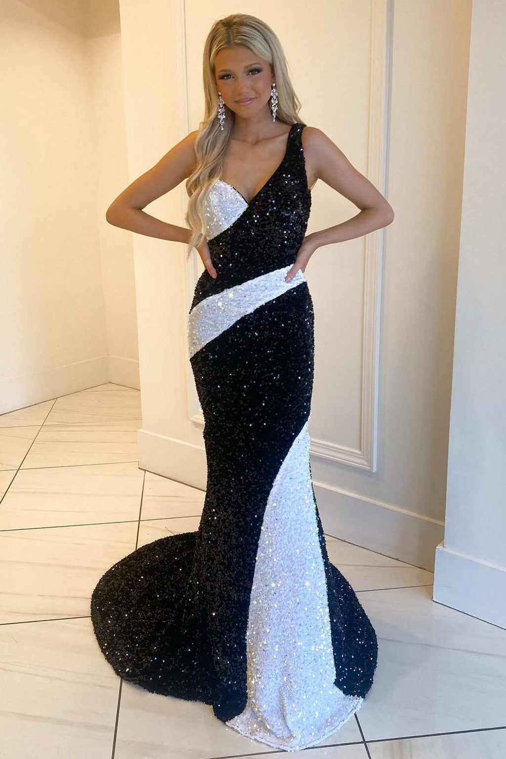 Vestido de fiesta largo de sirena con un solo hombro y lentejuelas en blanco y negro