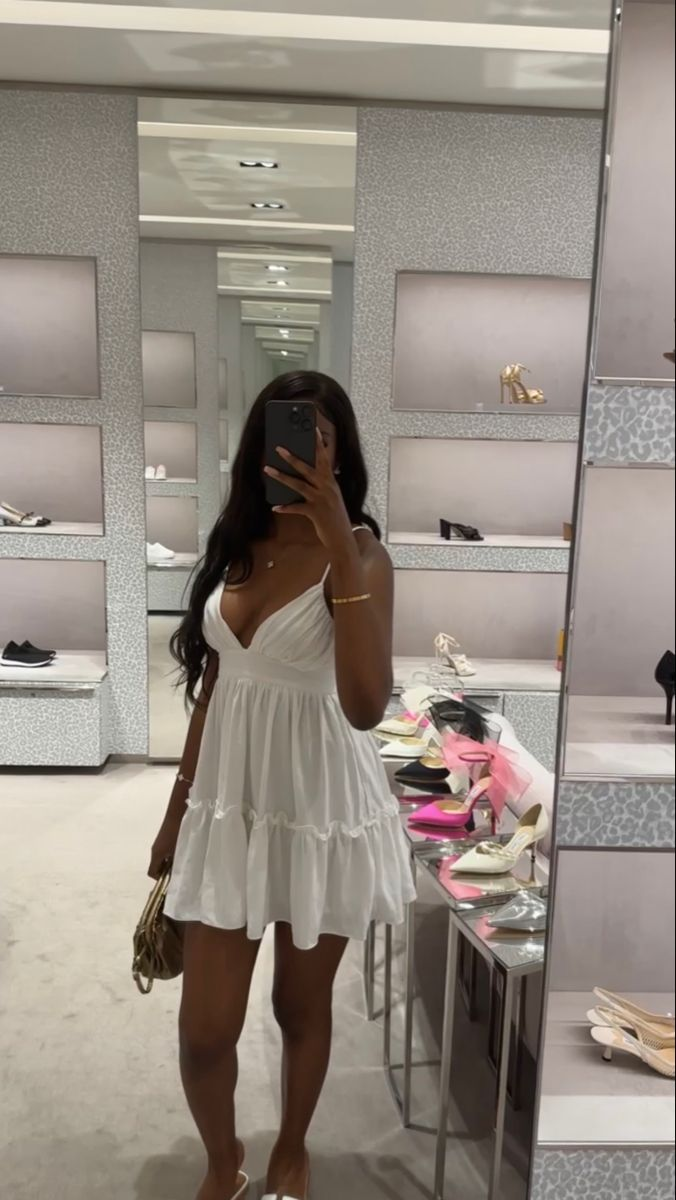 Vestido de fiesta blanco con tirantes finos y escote en V Y2849