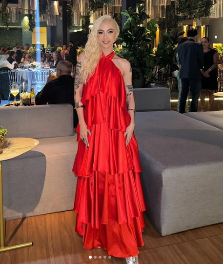 Vestido de fiesta sexy de satén rojo con escote halter y capas, vestido de noche largo formal Y8268