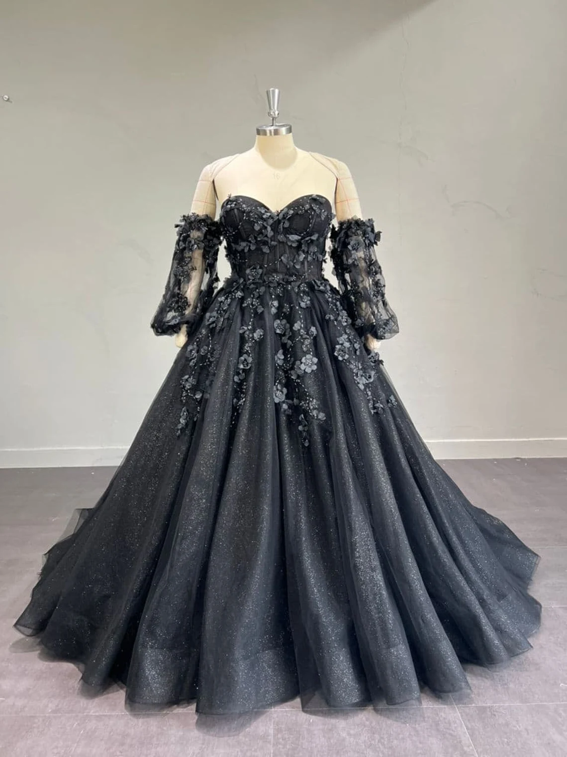 Atemberaubendes, alternatives schwarzes Kleid, schulterfreies Ballkleid, Gothic, unkonventionelles Hochzeitskleid, Y2477
