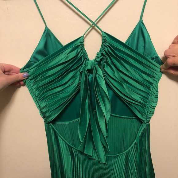 Vestido de noche largo plisado verde con lazo en la espalda Y4000