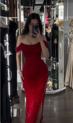 Glänzendes schulterfreies rotes Abendkleid mit Pailletten und Seitenschlitz Y7805