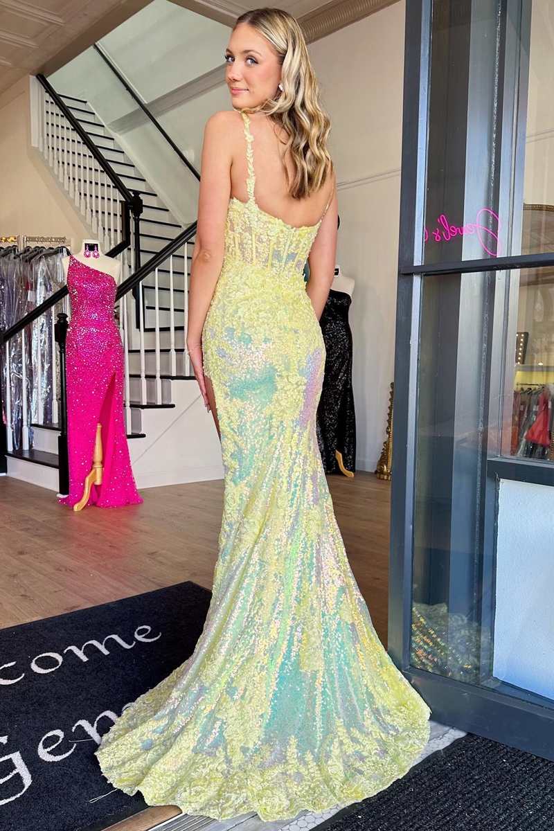 Chandler | Langes Ballkleid im Meerjungfrau-Stil mit U-Ausschnitt und Schlitz und gelben Pailletten-Applikationen
